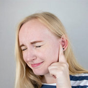 Il tappo di cerume causa fischi all'orecchio